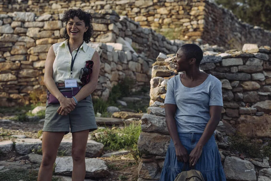 “Drift”讲述Alia Shawkat（左）饰演的导游和Cynthia Erivo（右）饰演的非洲难民在异地建立的友谊。（The Projector提供）