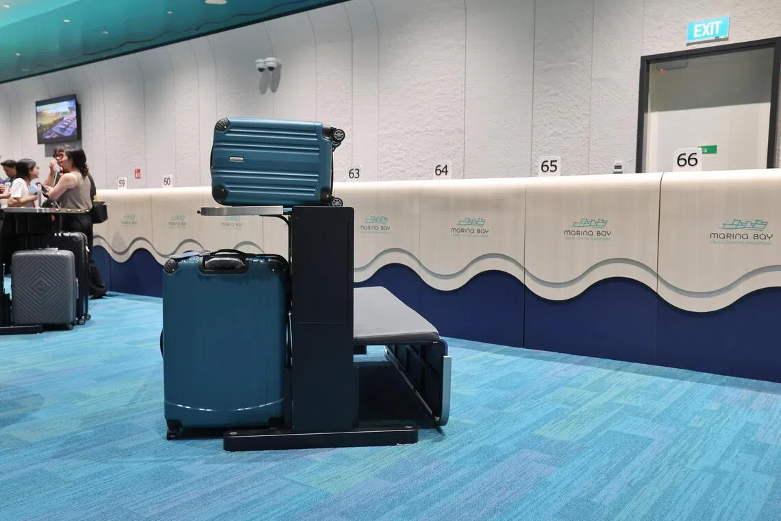 行李台上下都可放置行李，方便旅客提取。（唐家鸿摄）