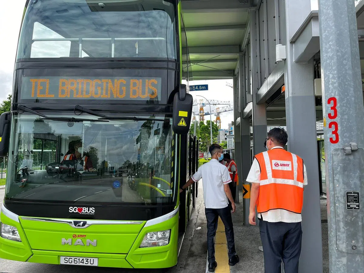 SMRT在推特更新指在兀兰北至加利谷的列车已恢复通行，并仍继续提供接驳巴士服务。（刘丽敏摄）
