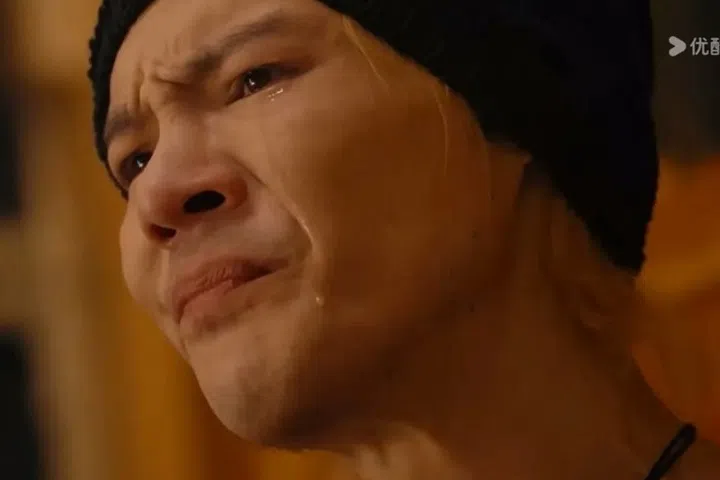 向佐回想在娱乐圈长大的点点滴滴，不禁泪崩。（取自节目微博）