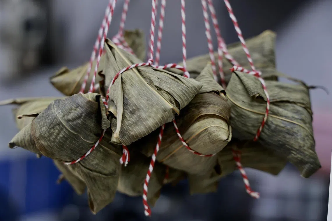 丰年肉粽，小巧碱水粽悬挂起诱人美味。（特约陈来福摄）