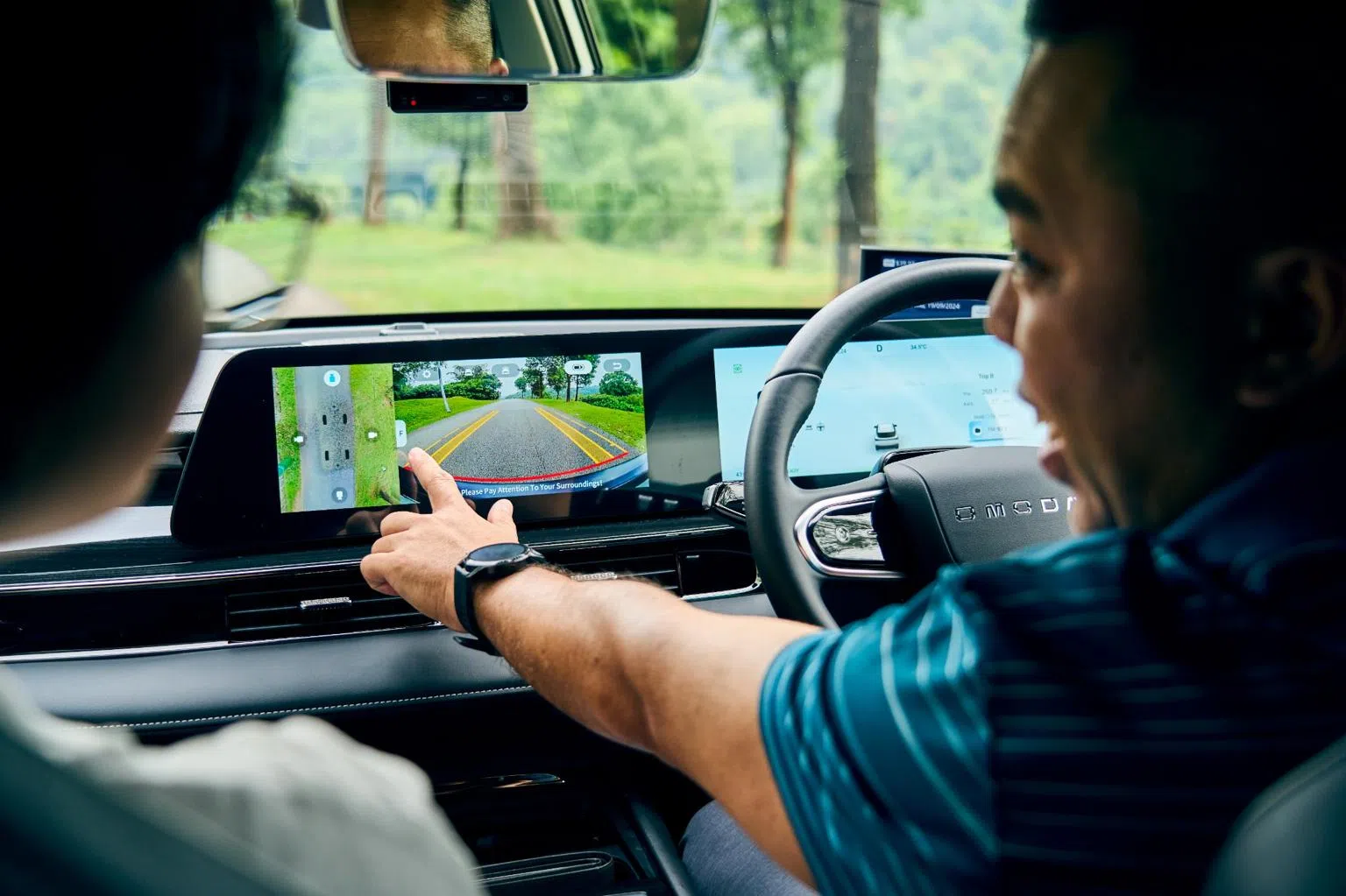 凭借E5的驾驶辅助系统（包括540度摄像头），陈章文感到泊车和在狭窄空间中行驶变得更加轻松和安全。（图/新报业媒体）