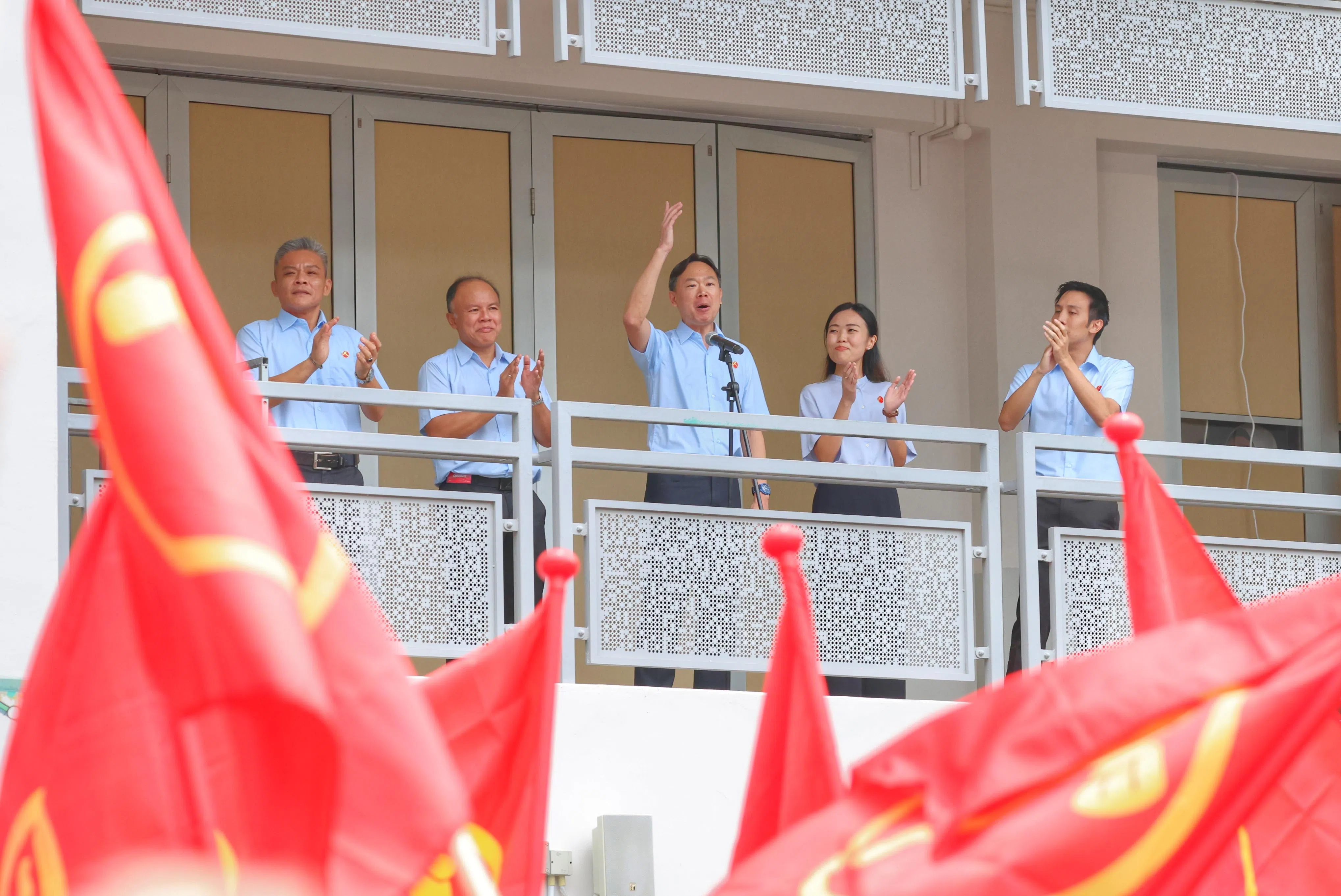 工人党首次出征淡滨尼集选区，就面对全国大选中的首个四角战。工人党团队由副主席费沙（左二）领军，带领四名新人陈钦德（左起）、王锐斌、蒋佩姗，以及唐光伟。（郑一鸣摄）