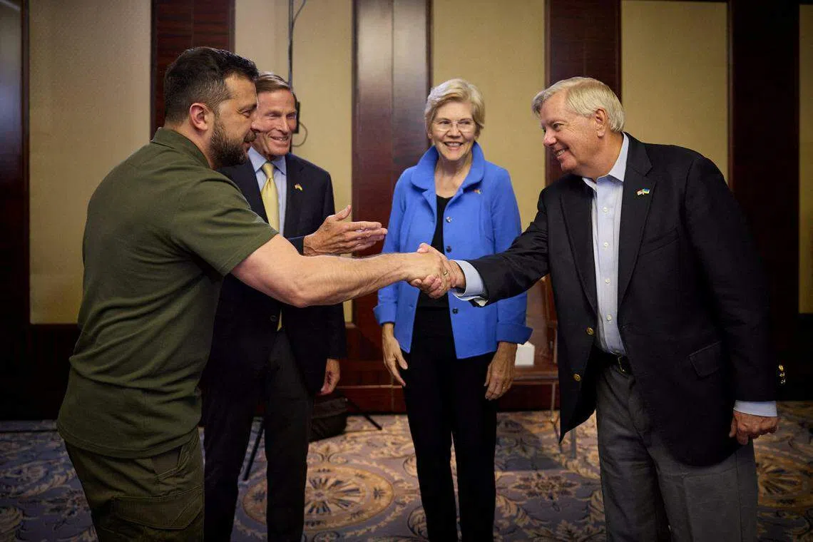 8月23日，美国参议员布卢门撒尔（左二）、沃伦（右二）和格雷厄姆（右一）访问基辅，与乌克兰总统泽连斯基（左一）会面。（路透社）