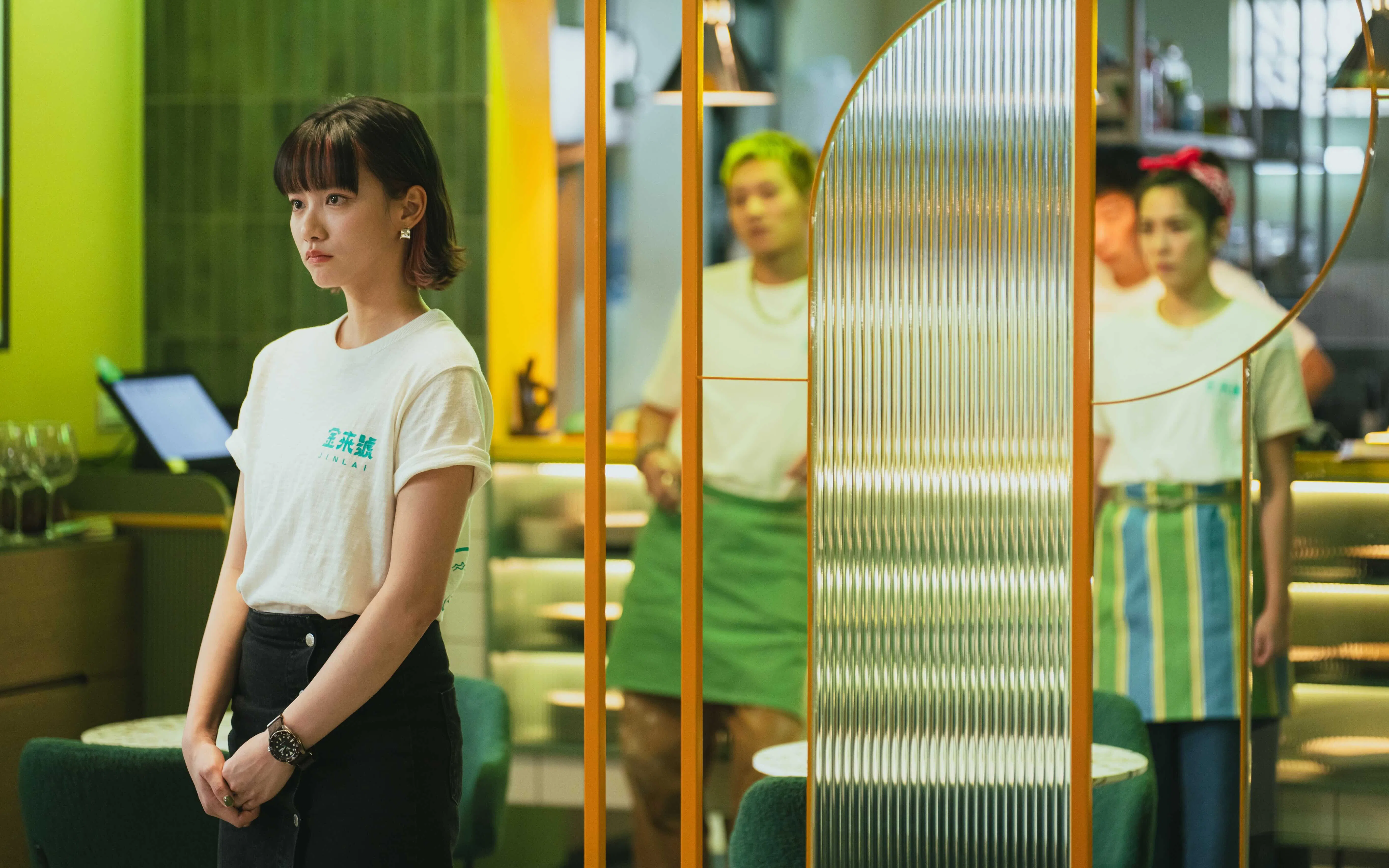 来自香港的袁澧林（左）剧中几乎听不出港腔，显然下过苦功。（HBO Max提供）