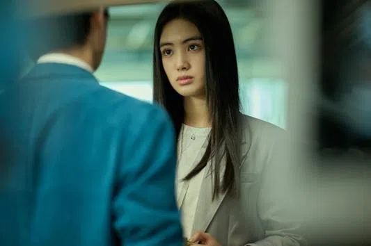 雷嘉汭（右）诠释人生路坎坷的郑恩雨。（互联网）