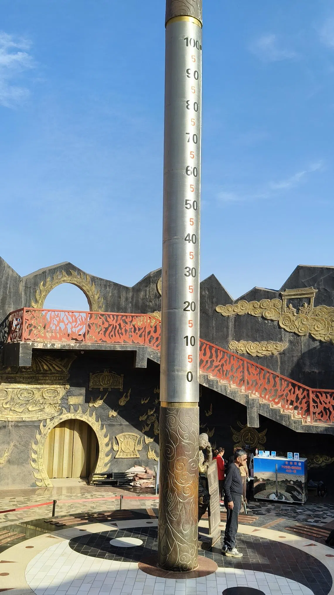 “金箍棒”温度计，高达12米。