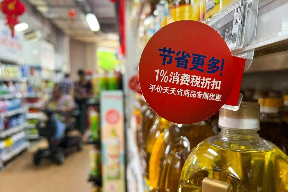 平价超市吸收一些家用品的消费税调高。（陈渊庄摄）