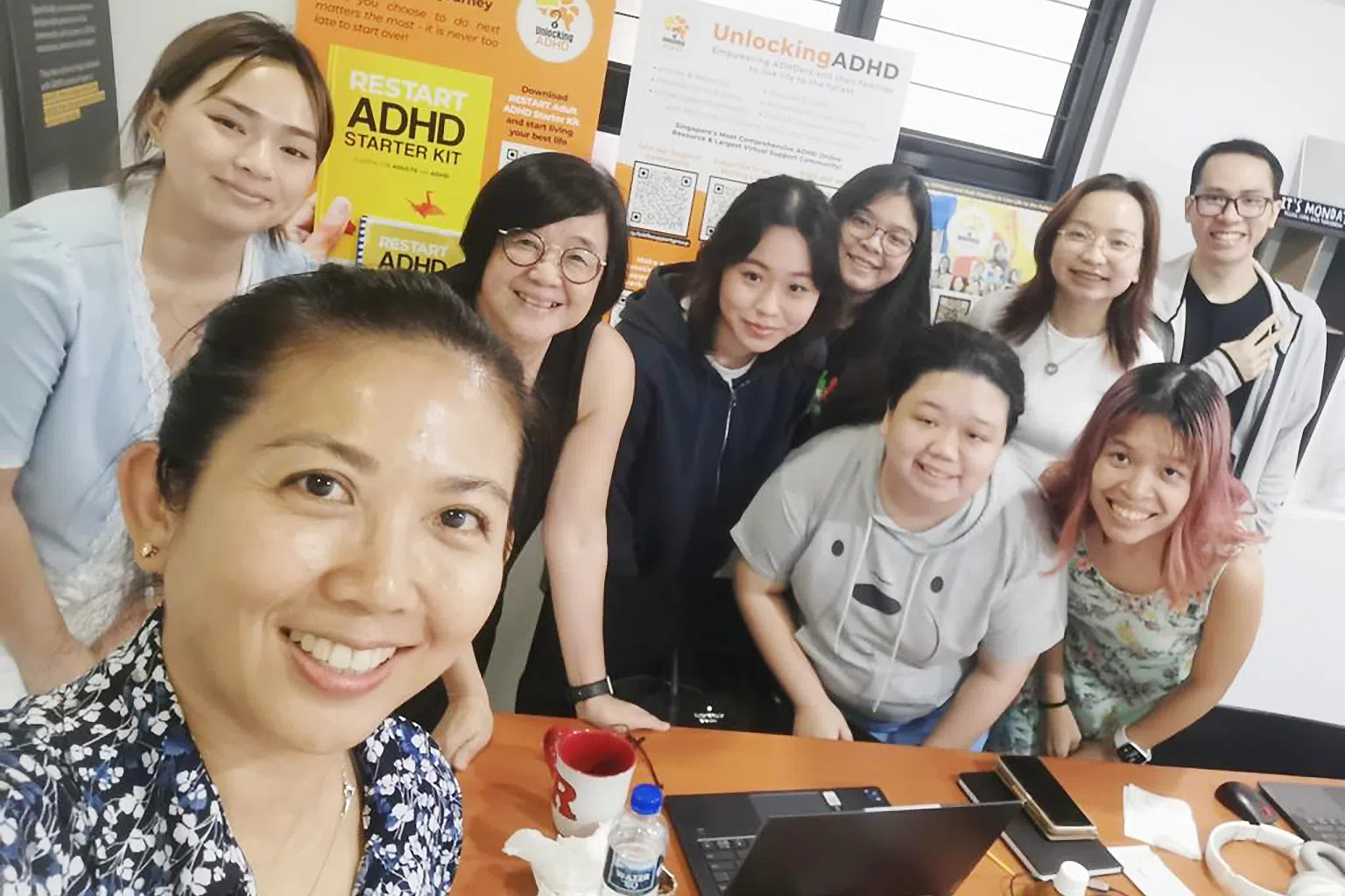 有了实体办公室，Unlocking ADHD在学校假期期间就能够让实习生来帮忙，人手更充裕。图为Moonlake Lee（前排左一）、团队同仁和实习生。（图/Unlocking ADHD提供）