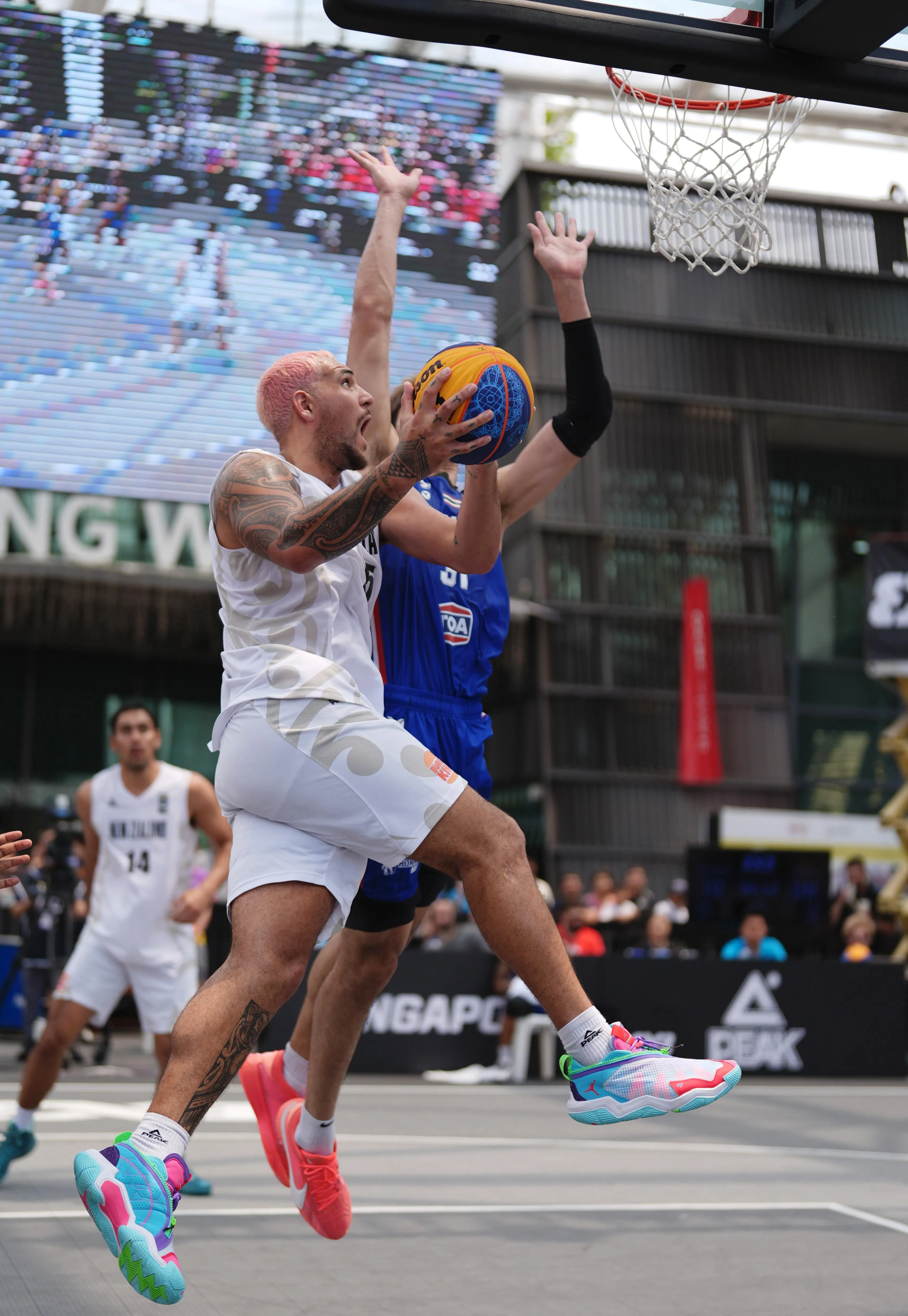 尽管多名运动员在交叉移动，但相机的目标跟踪功能表现良好。（谢智扬摄）