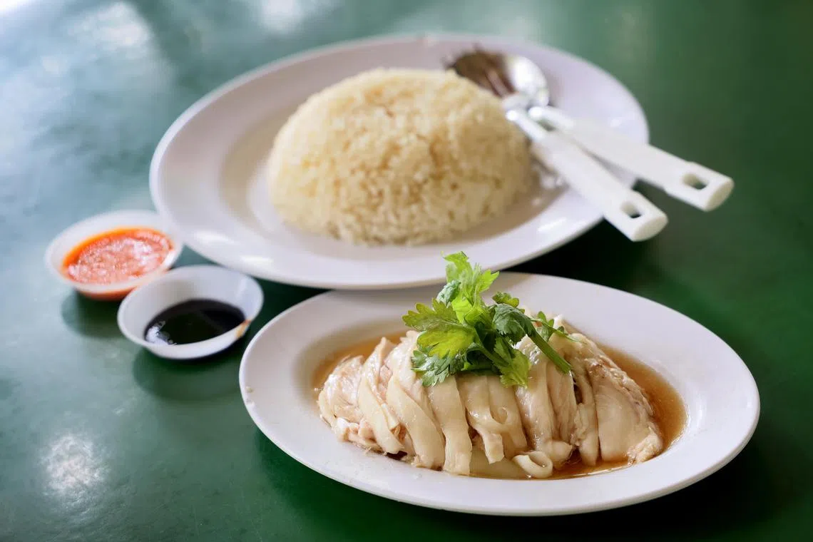 成兴海南起骨鸡饭的白斩鸡饭，滑嫩美味。（龙国雄摄）