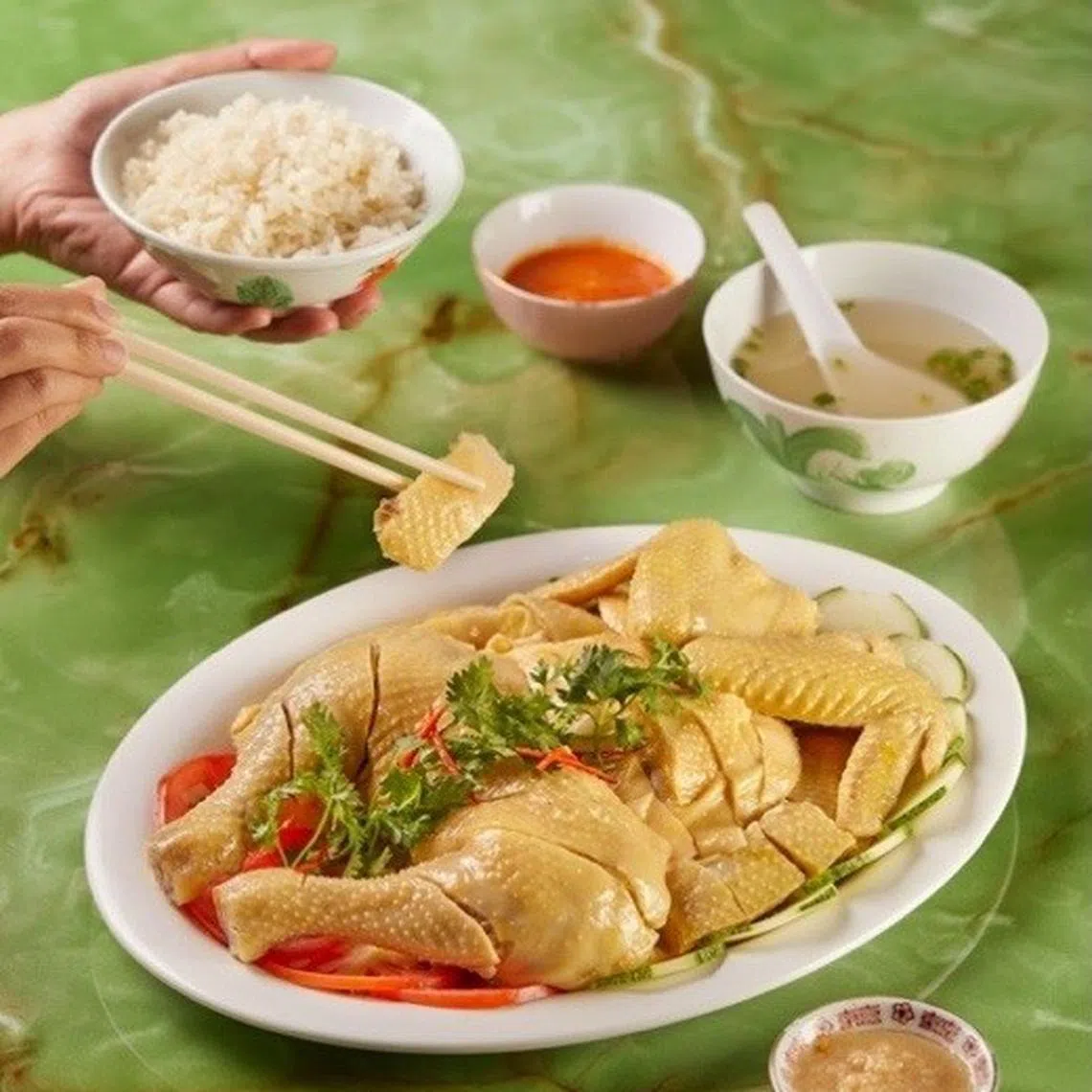 海南甘榜鸡饭特选大只母鸡，肉质结实但不柴。（品牌提供）