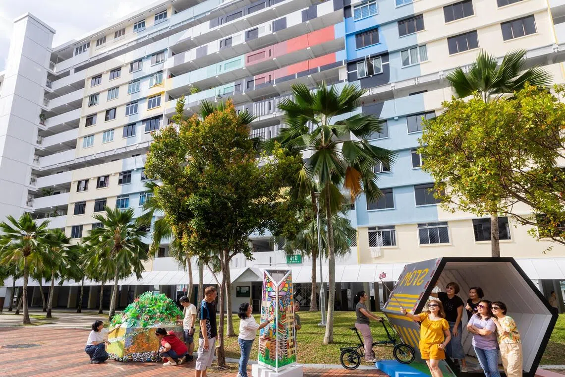 这些装置艺术都是由艺术家带领各个社区文化艺术俱乐部的居民共同创作，通过手工和绘画等方式，叙述不同邻里的独特故事。（吴先邦摄）