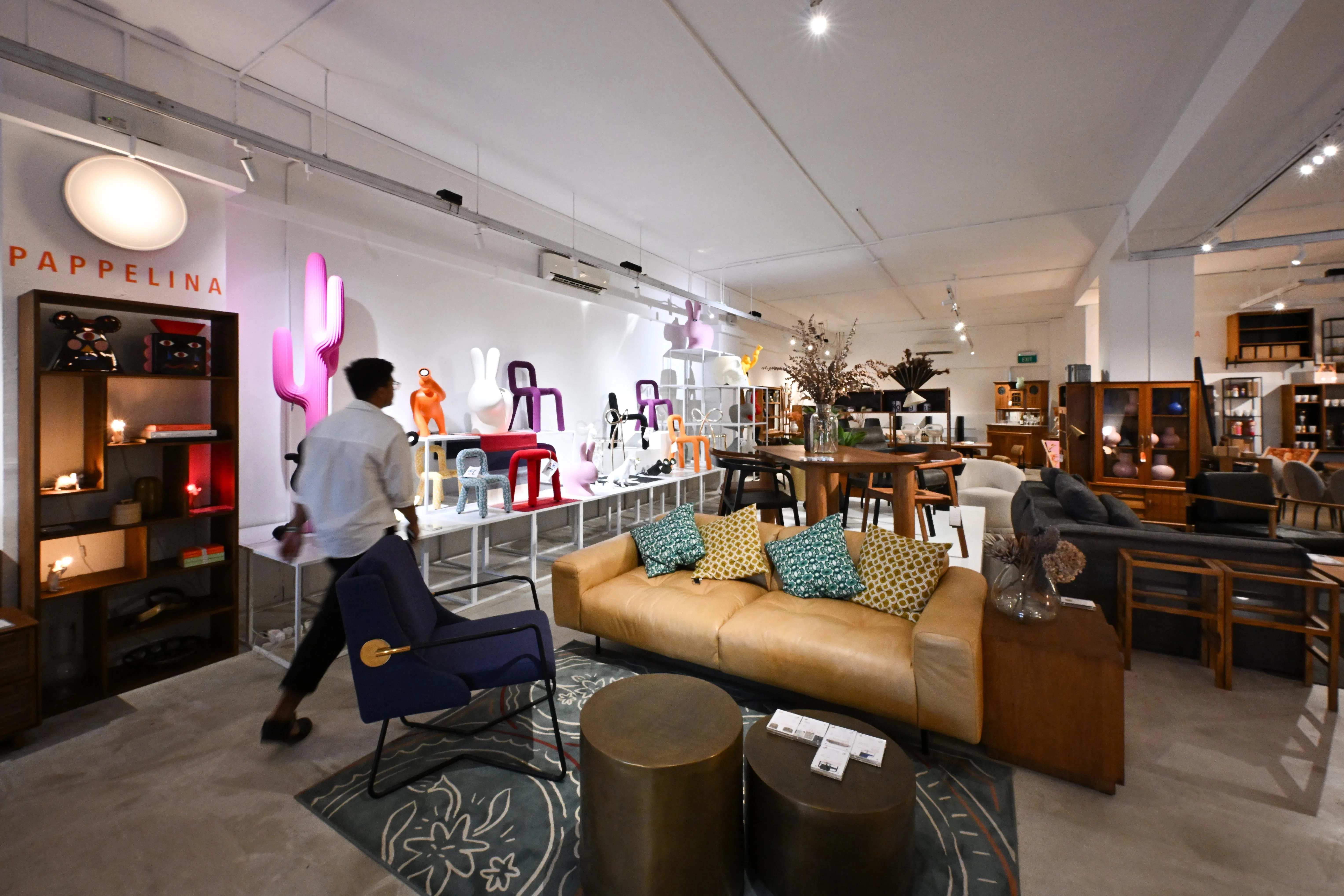 从2009年开始，有越来越多家具和家居装饰品店进驻陈文烈大厦，它也摇身一变成为“家具城”，吸引着顾客到那里淘“家具”。图为大厦的其中一家家具店Journey East。（档案照片）