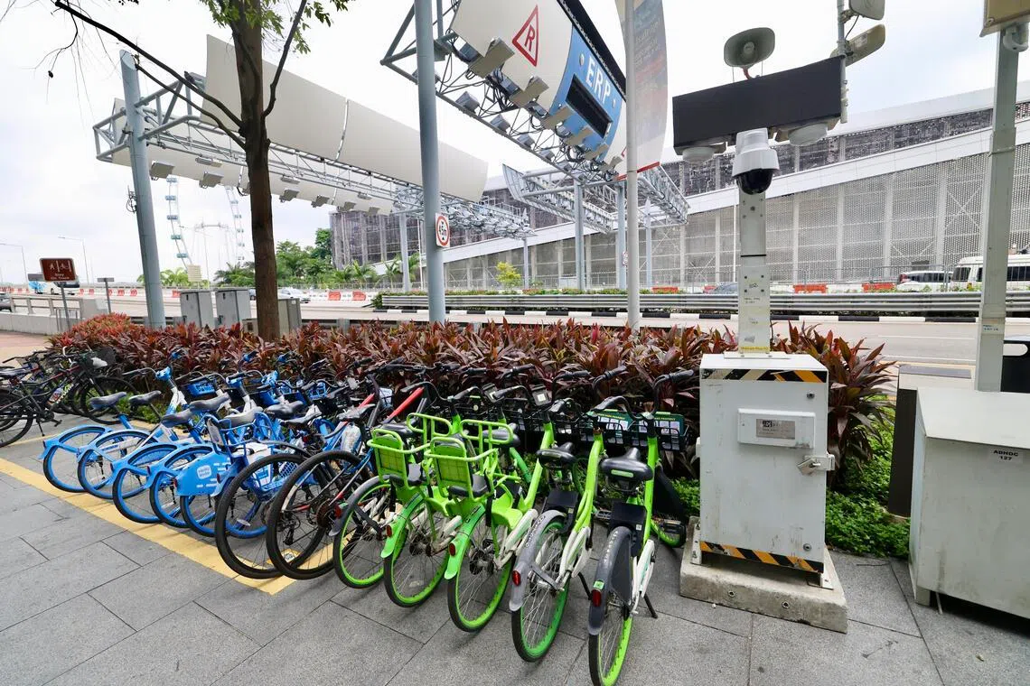 星期四（1月1日）上午，共享脚踏车都被整齐地放置在滨海湾金沙购物中心外的停放区。（陈斌勤摄）
