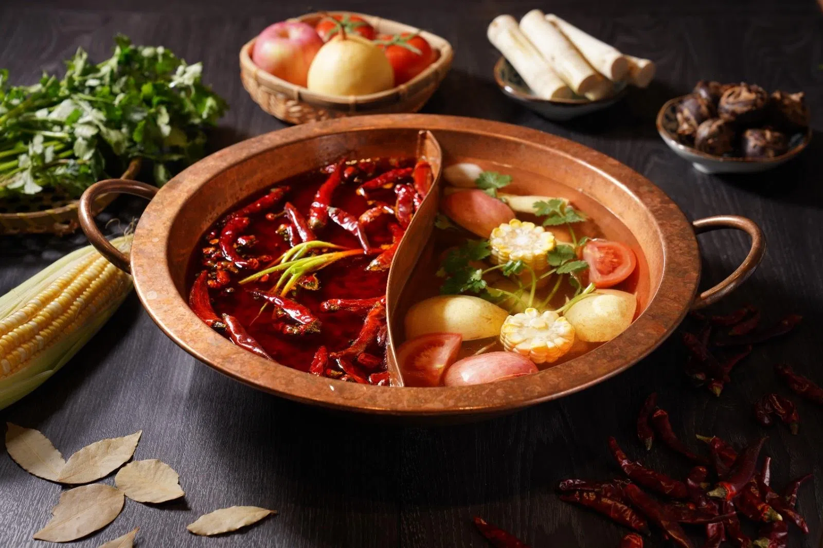 八鲜果蔬高汤，清甜爽口；重庆麻辣汤底，香麻浓郁。辣与不辣的鸳鸯锅组合，双重滋味一次满足。（餐馆提供）