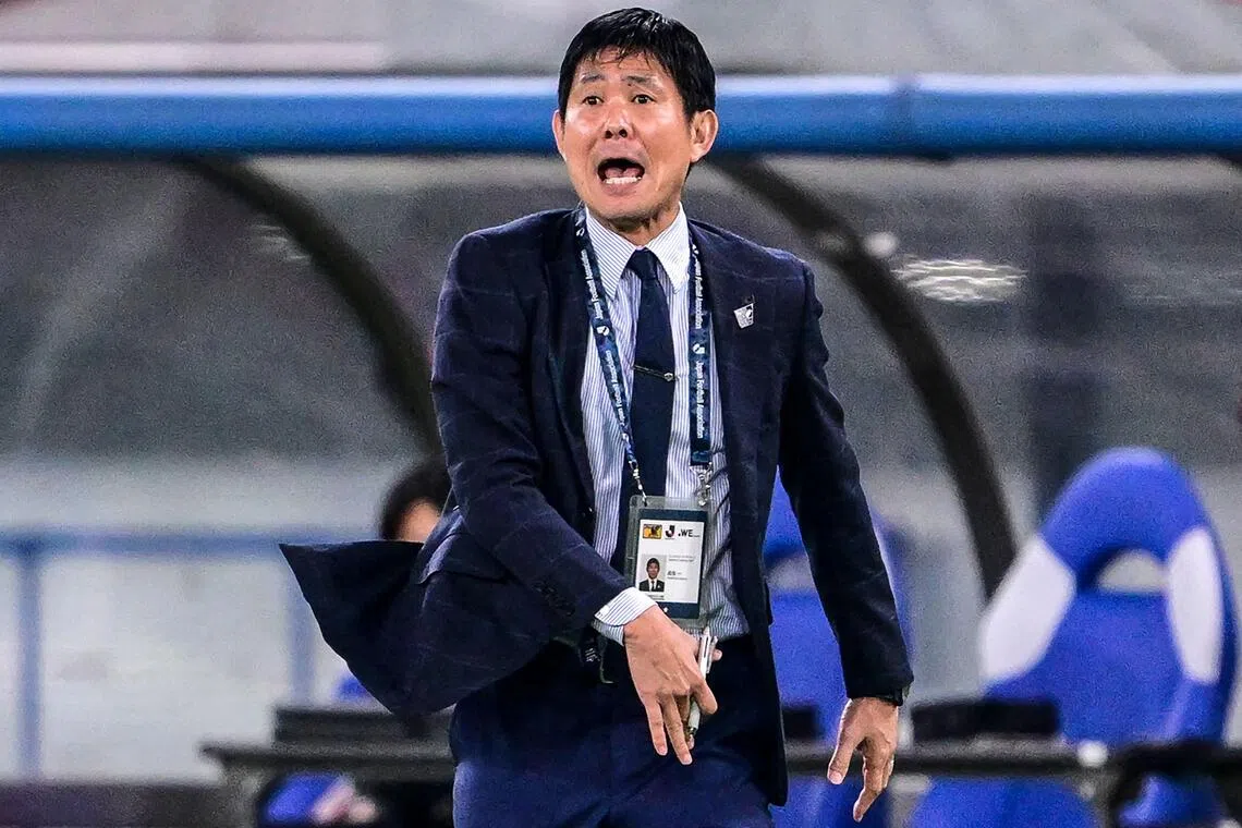 比赛期间，森保一在场边不断呼喊执教。他的目标是带领日本赢得世界杯。（法新社）