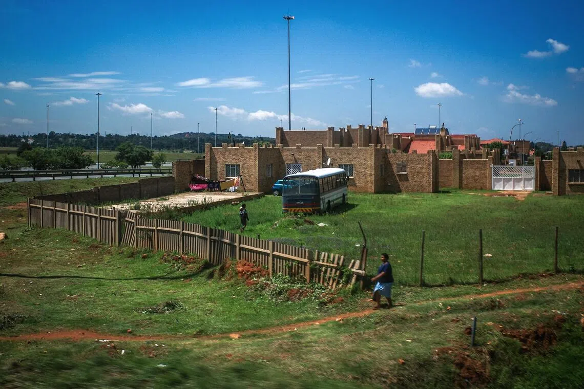 这片被木栅栏围起的土地，静静地承载着生活重量。（叶振忠摄）