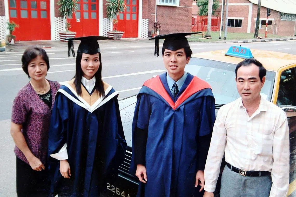 曾秀勇最引以为傲的，是凭着开黄顶德士把一对子女培养成才，分别取得硕士和学士学位。（受访者提供）