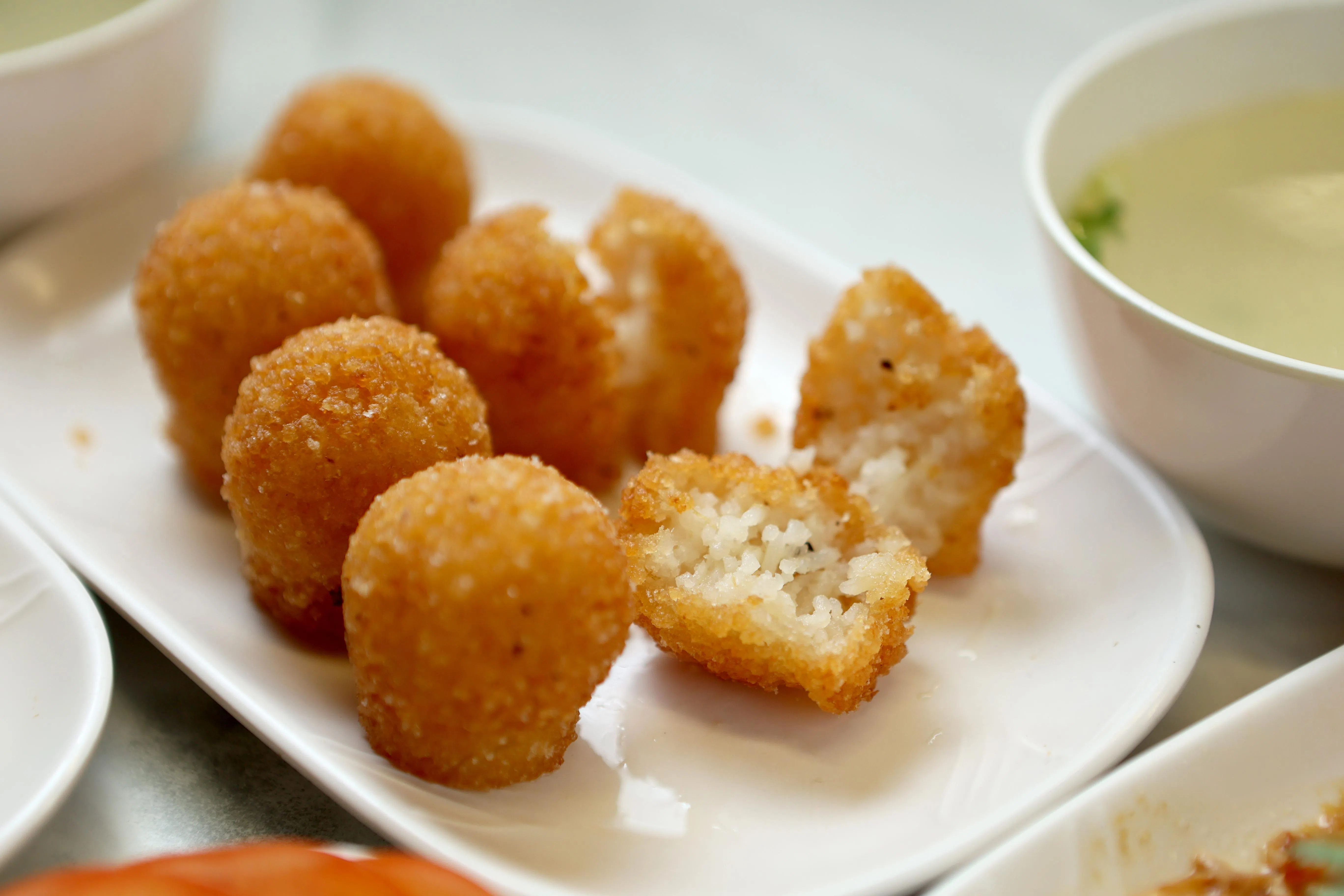 新瑞记鸡饭的香脆鸡饭粒经油炸，外脆内香。（龙国雄摄）