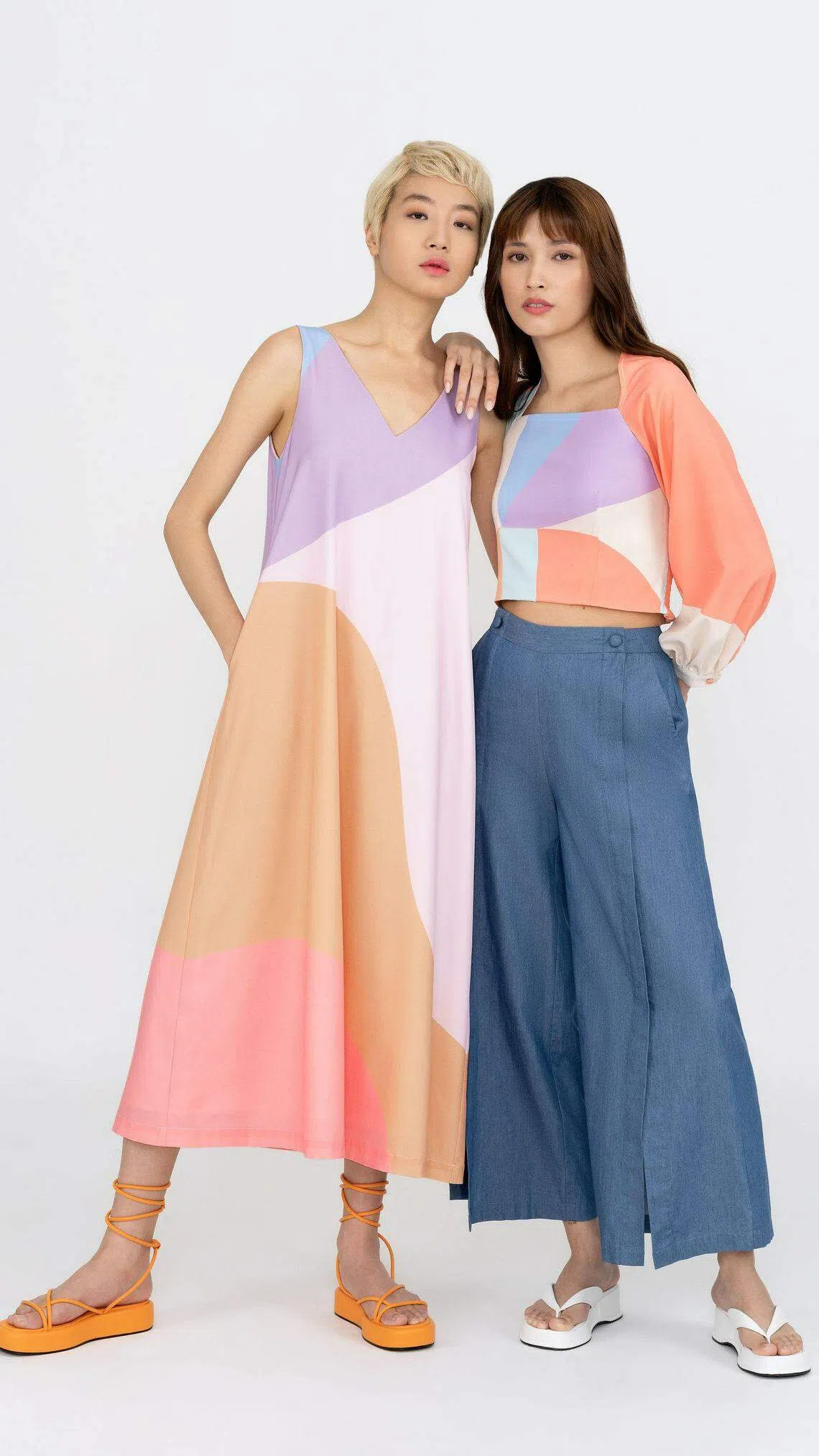 Y21本季与新加坡画家Bbblob合作的胶囊系列，以柔美的粉色呈现大自然山水的美丽景象。（品牌提供）