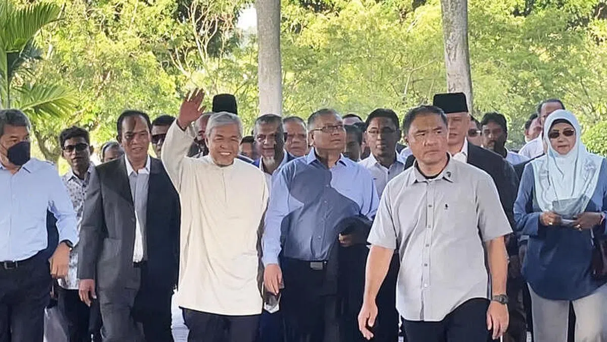 阿末扎希向支持者挥手致意。（萧郡瑜摄）