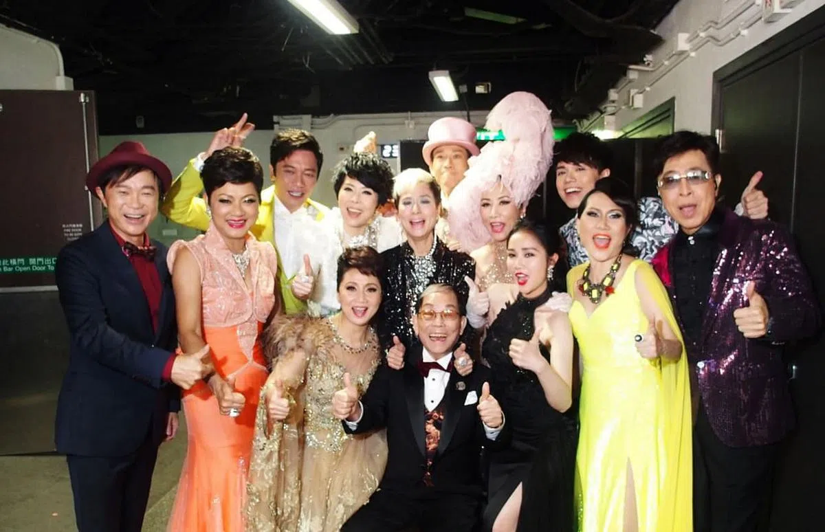 顾嘉辉（前排中）2015年在红馆一连举办12场的“顾嘉辉荣休盛典演唱会”，不少艺人参与演出。（互联网）