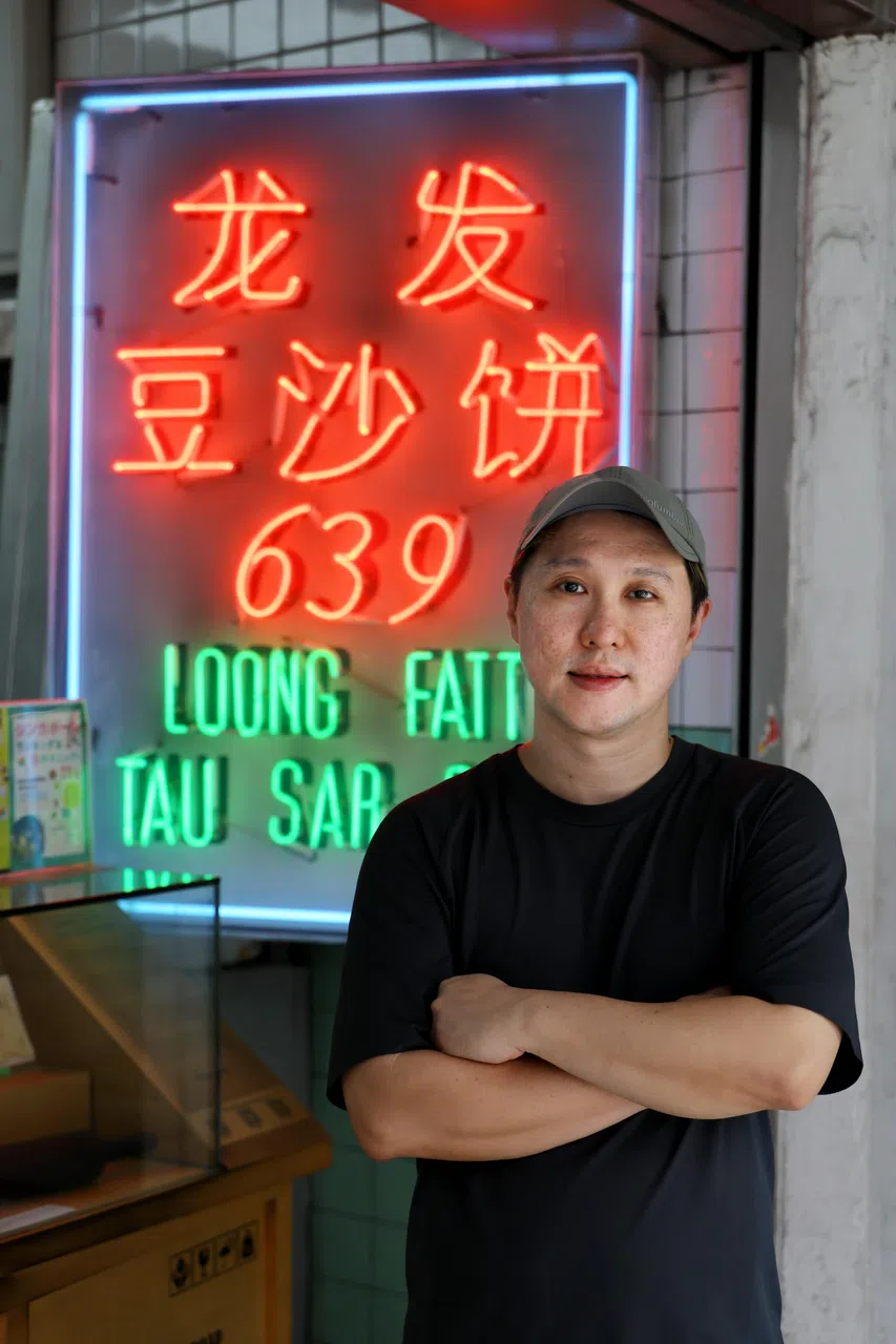 龙发的第三代传人李克炎坚持手工制作豆沙饼和蛋糕。（龙国雄摄）