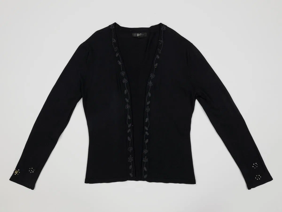 庄柏恒设计的男开襟衫，细节藏在衣沿的刺绣。此衣已被国家典藏。（取自Roots.gov.sg）