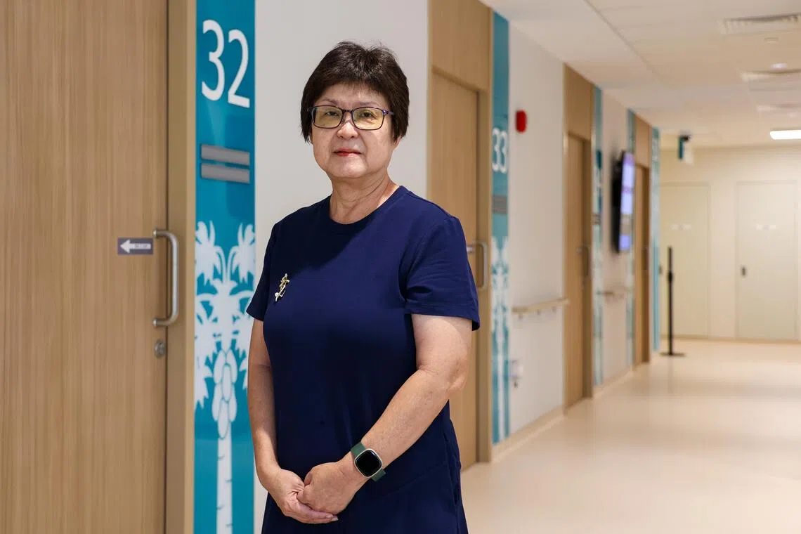 住在实龙岗的李惠玲与母亲将加入实龙岗综合诊疗所的家庭式医疗模式。李惠玲原先在宏茂桥综合诊疗所就诊，母亲则在后港综合诊疗所接受照护。（林明顺摄）