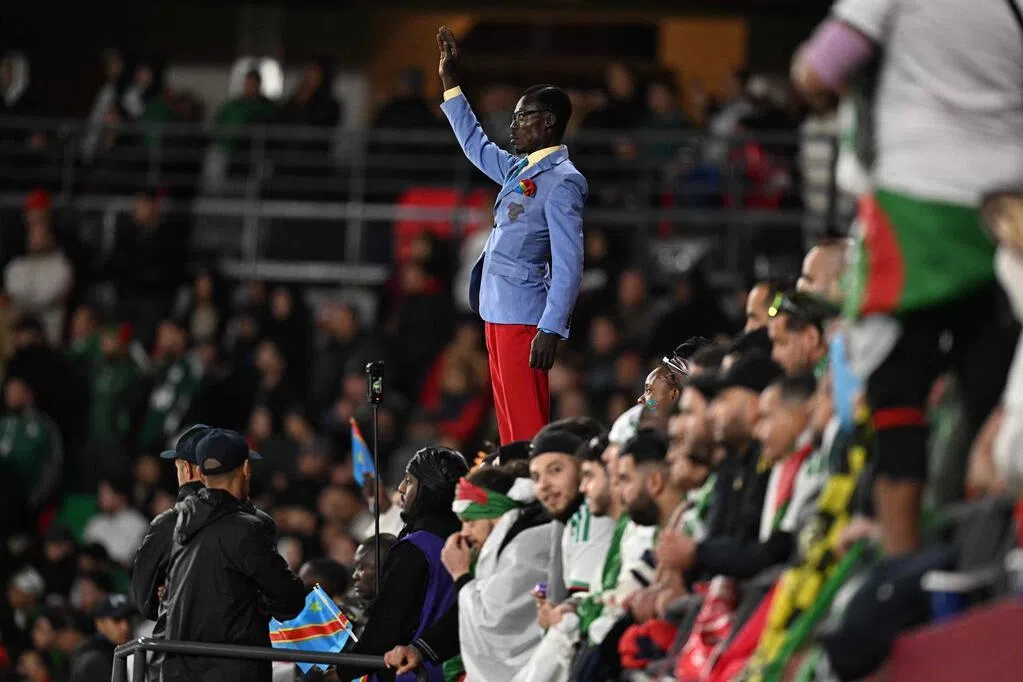 非洲杯期间扮雕像全场不动 刚果（金）球迷爆红