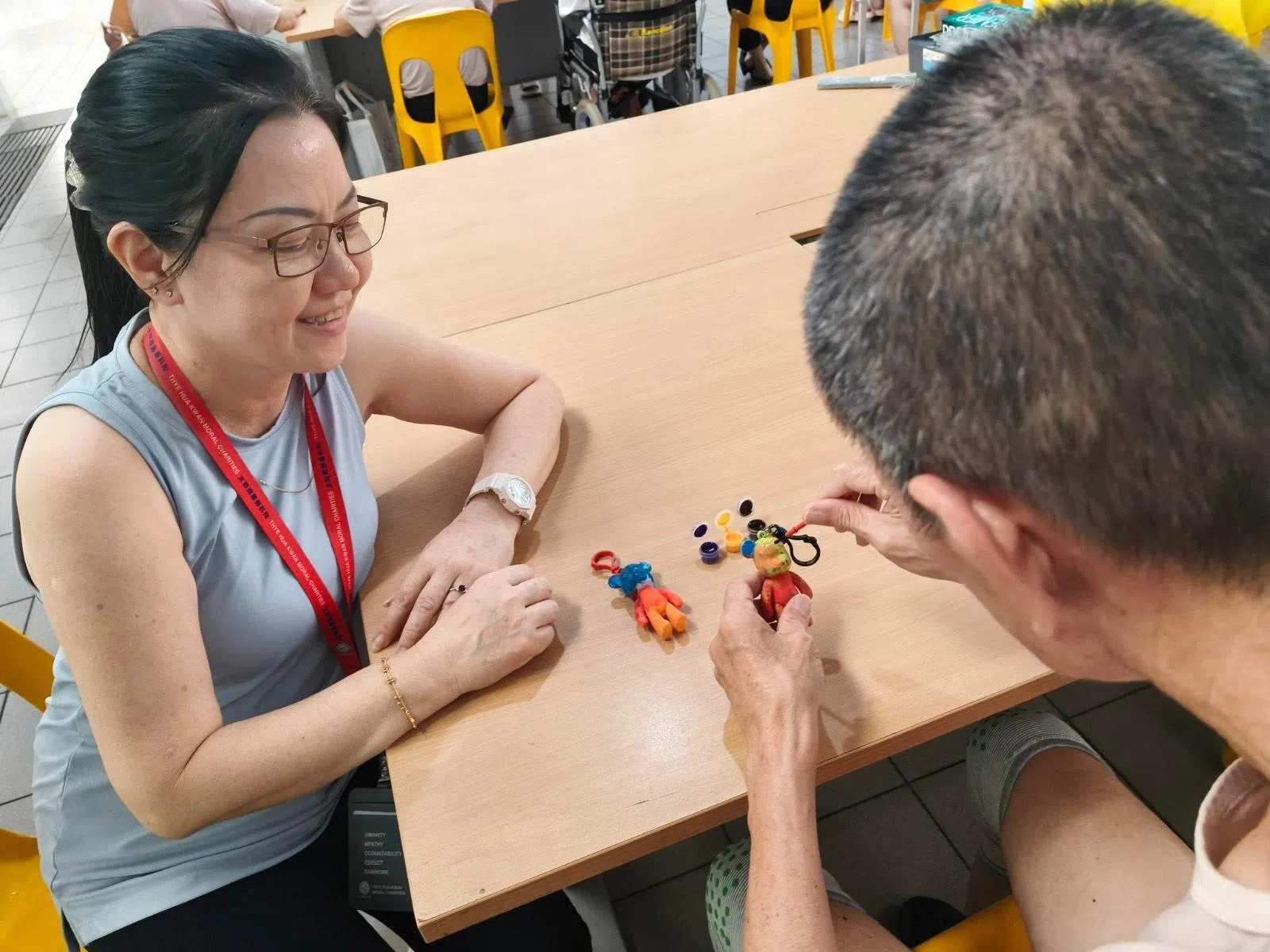 当了多年的家庭主妇，颜秀琼重新振作后重返职场，在太和观残疾人关护院（菜市）工作，她坦言，要不是当年有社工伸出援手，她也不会找回生活的勇气。（受访者提供）