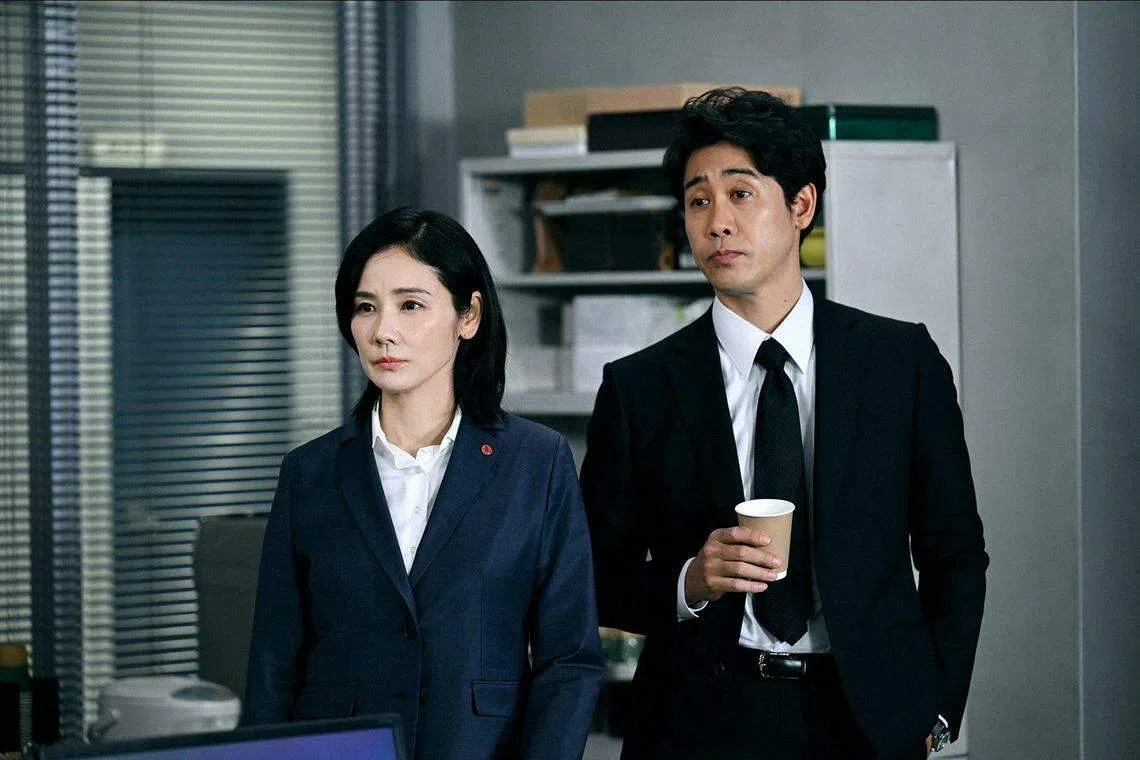 吉田羊（左）扮演干练的警察，与大泉洋有过一段情。（互联网）