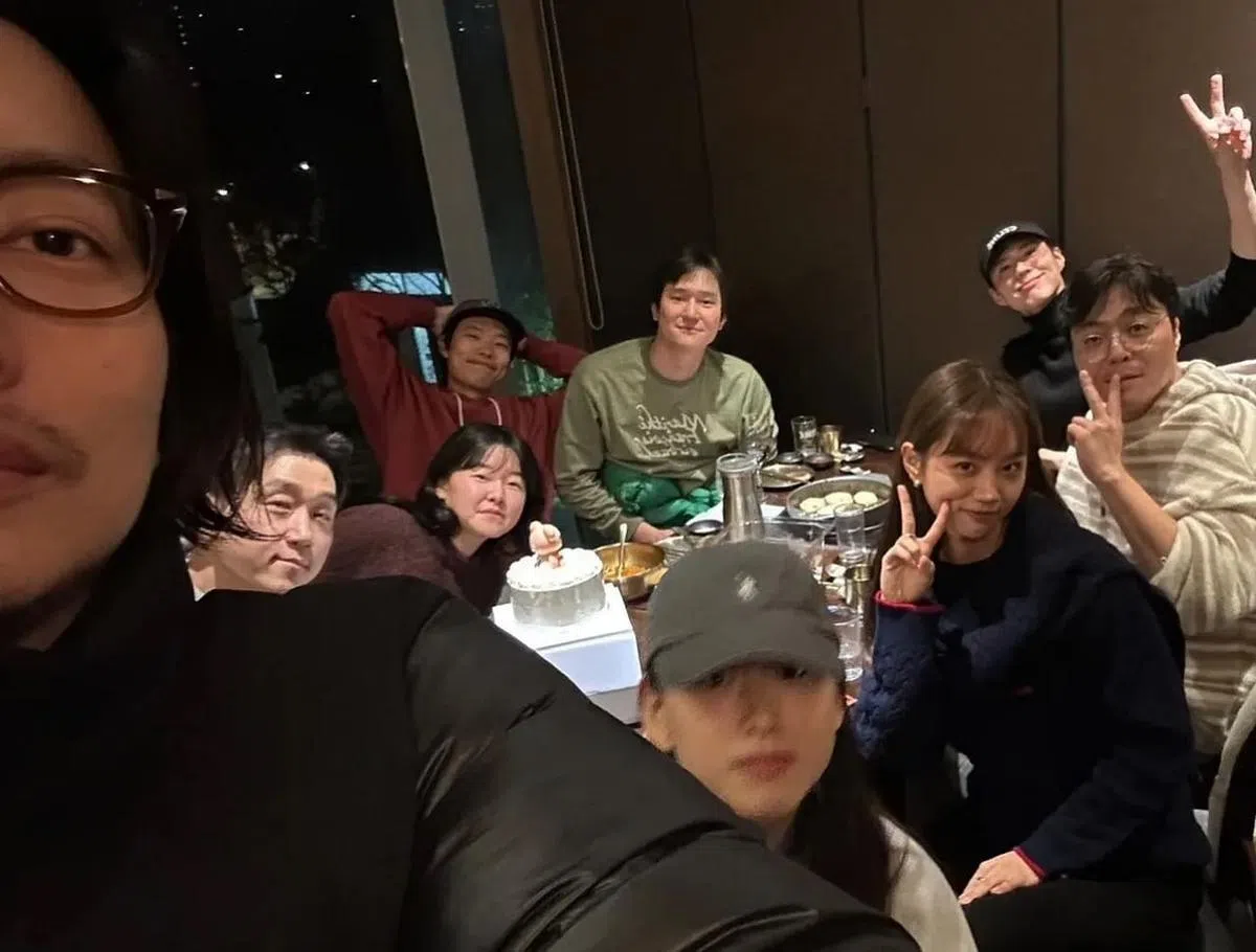 李东辉（左）分享《请回答1988》聚餐照，柳俊烈（左四起）、高庚杓、朴宝剑和惠利（右二）都到场。（取自艺人IG） 