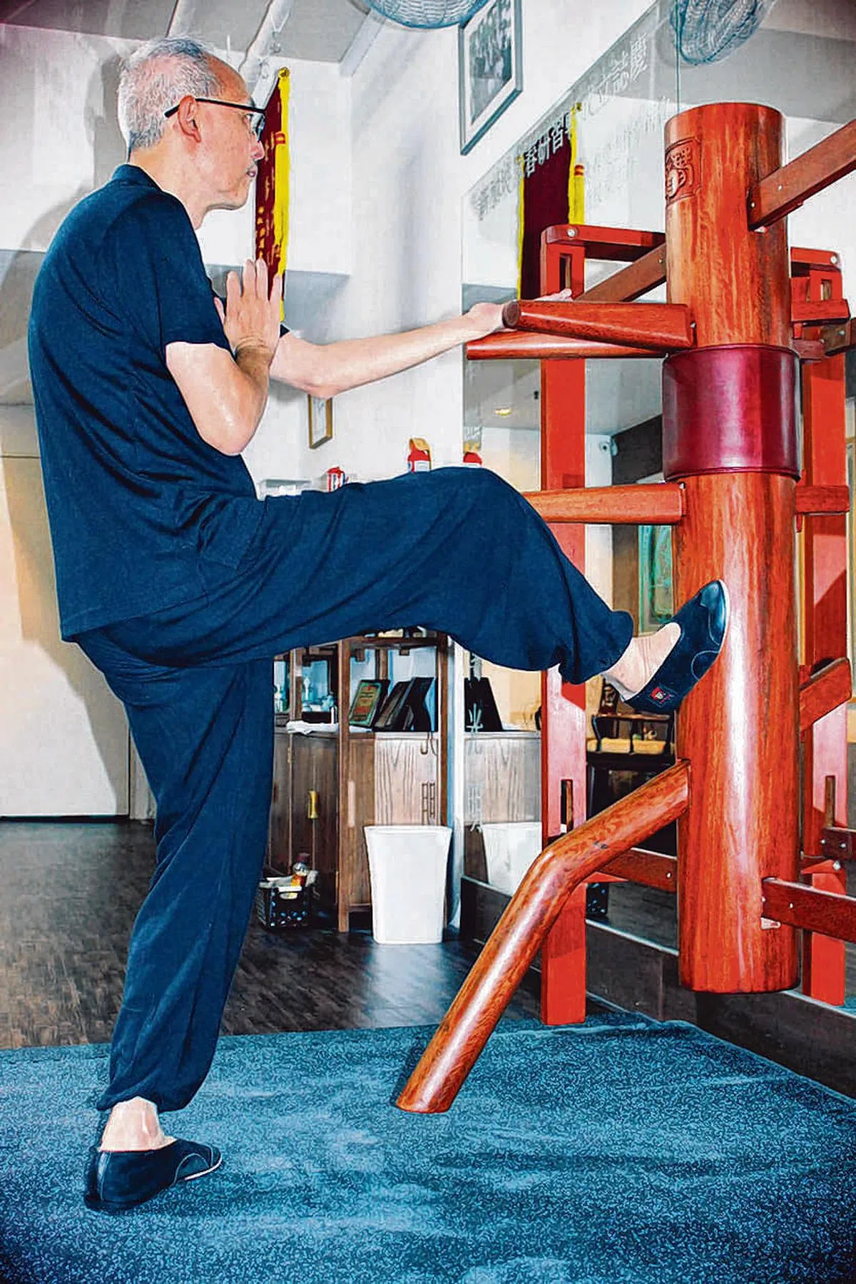 李大明以腿代拳示范独特的脚法。