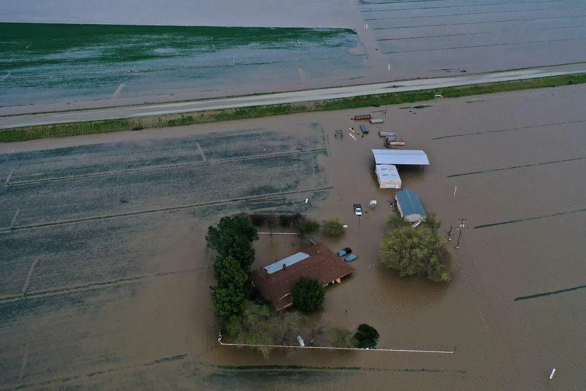 加州连日暴雨，河水泛滥成灾，图莱里县（Tulare County）大片农田、住家、道路被淹没。（法新社）