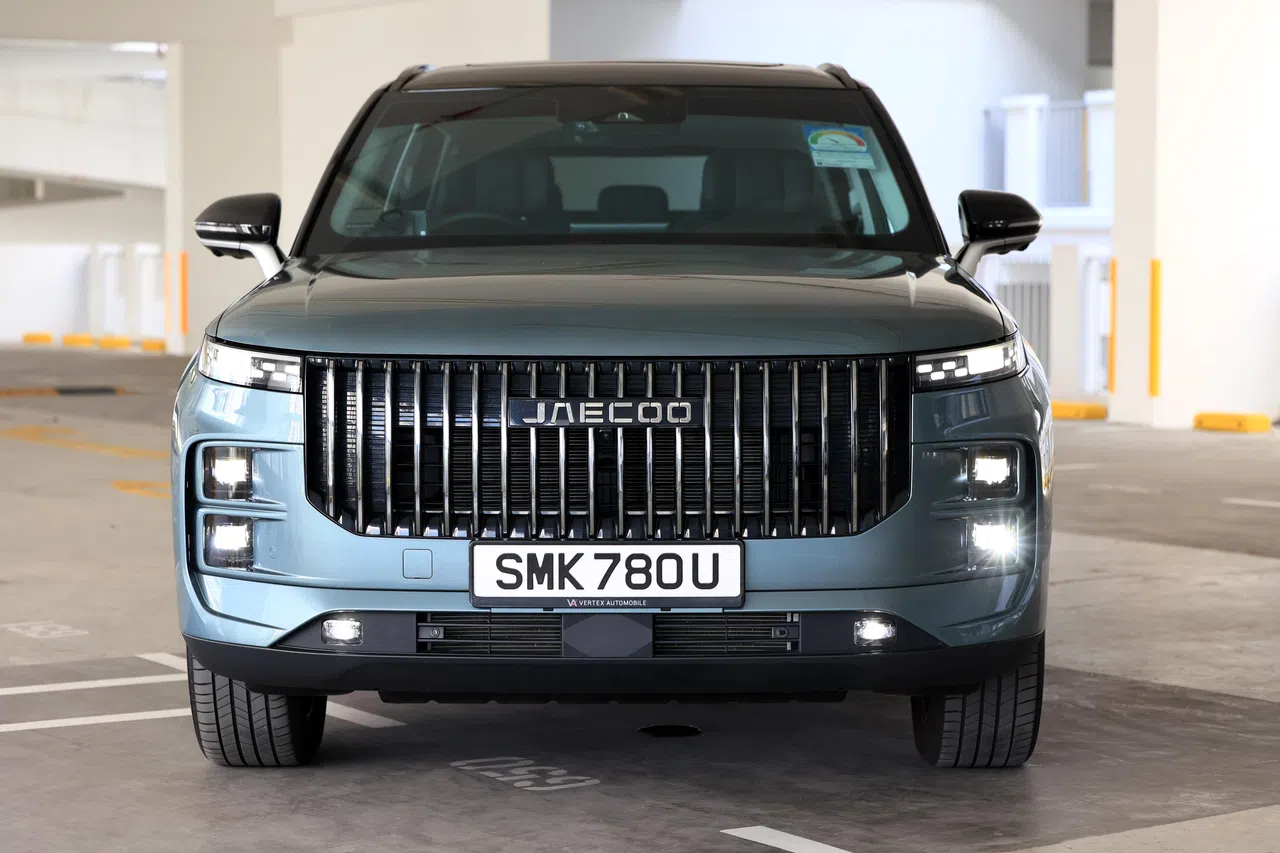 前脸看起来很有气势，超大垂直格栅搭配细长LED日行灯和分离式头灯。（龙国雄摄）