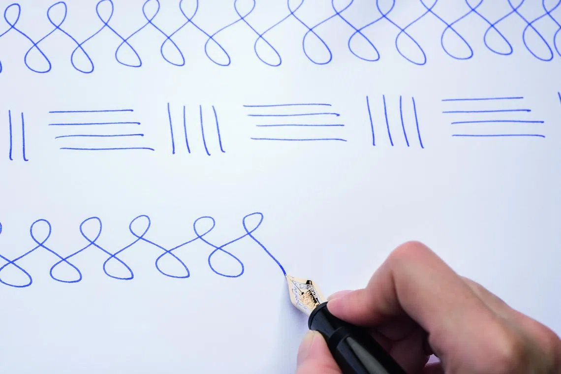 每一支钢笔完工前，制笔工匠会以隐形墨水在纸上以类似“8”的图纹来回测试笔尖，该图纹也出现在Star Legacy Nicolas Rieussec计时腕表表背。（万宝龙提供）