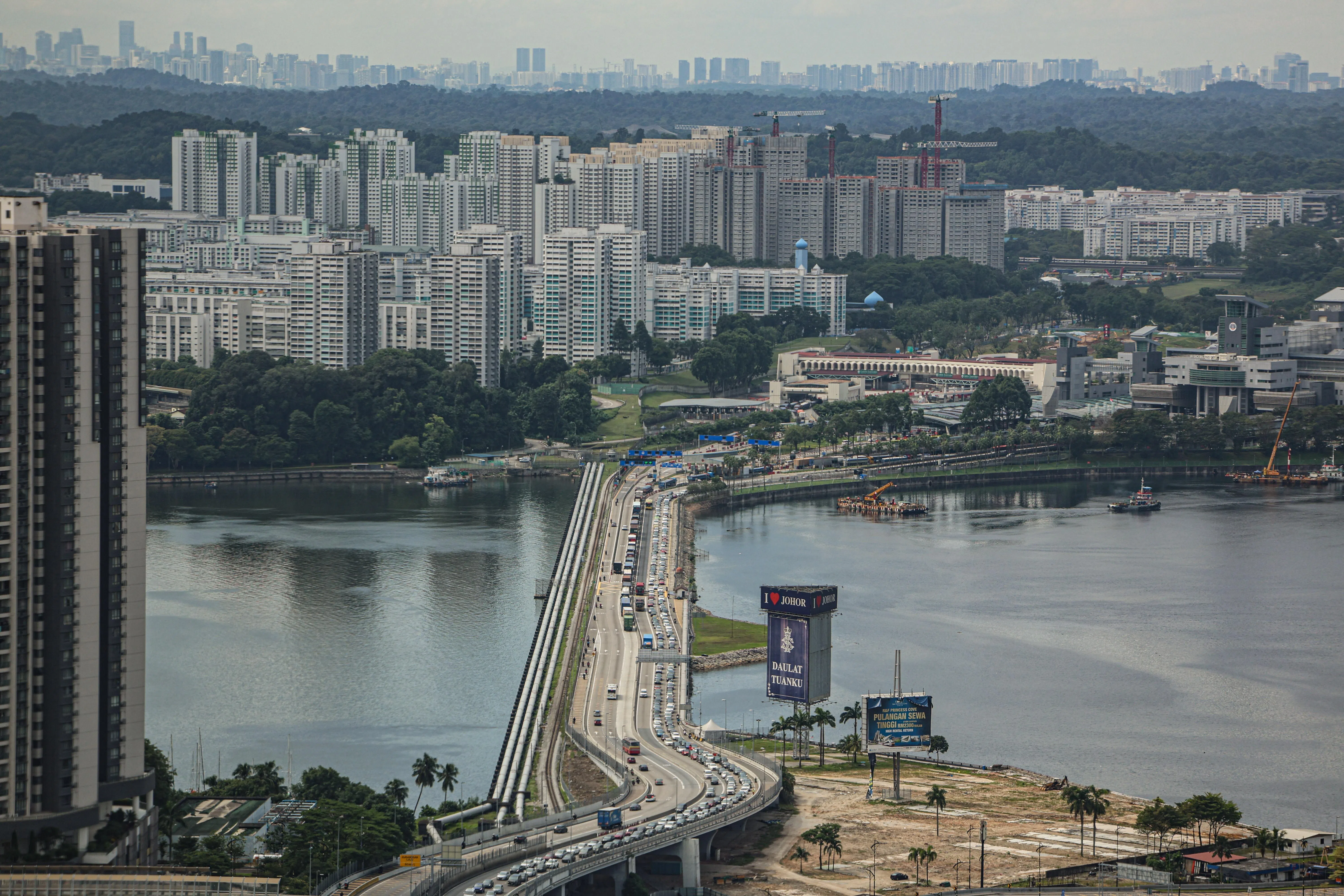 马来西亚捷运公司将分阶段关闭新柔长堤0.75公里处的双向车道，以进行新柔地铁系统的相关工程。（关俊威摄）