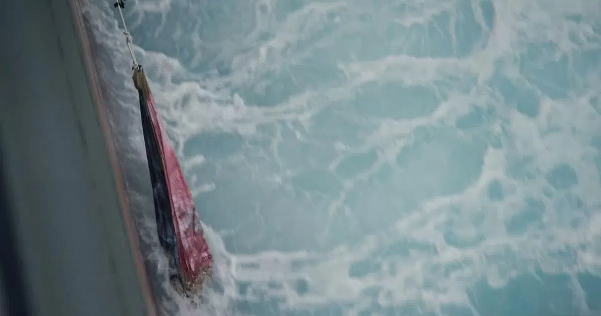 斯特恩伯格纪录短片《海洋遐想》捕捉系拖在船艇旁，让海水浸过画布的画面。（照片由画廊与艺术家提供）