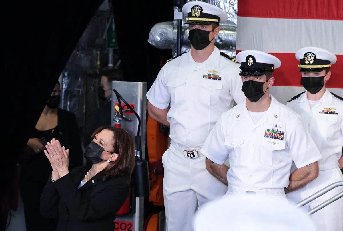 哈里斯8月23日登上停靠在樟宜海军基地的美国塔尔萨号战舰（USS Tulsa），勉励官兵。（法新社）