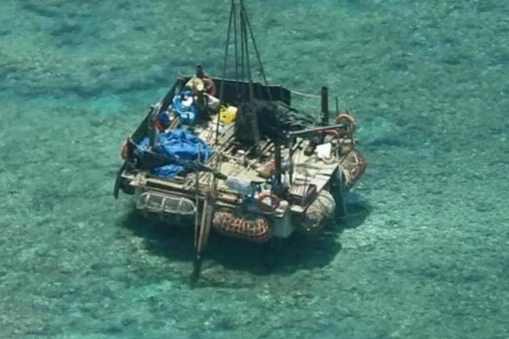 中国指菲律宾公务船侵闯黄岩岛海域 海警依法驱离