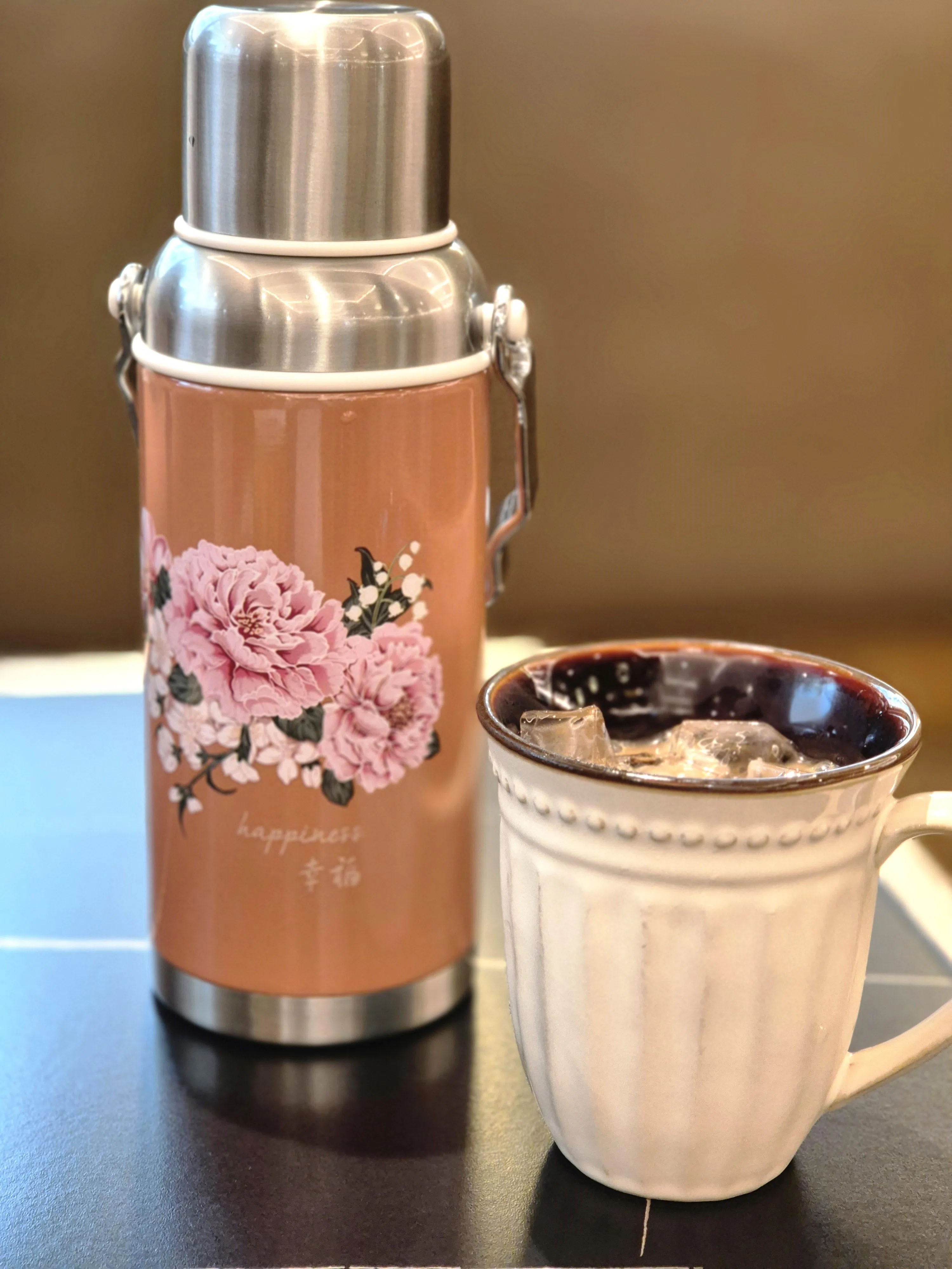 装在复古保温壶的“好架势”，是咖啡奶茶加可可。（陈爱薇摄）