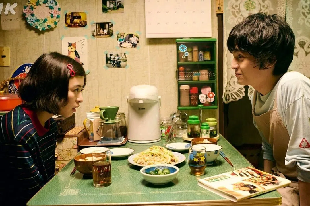 每集几乎都会出现这对表兄妹坐在一起吃晚饭的画面，很日常却也莫名疗愈。（互联网）