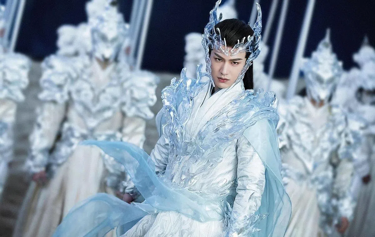 张凌赫在《兰苍诀》演战神，深受剧迷喜爱。