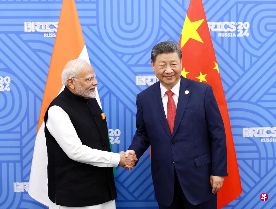 印度消息人士称，中国国家主席习近平极可能率领庞大代表团出席下月在新德里举行的金砖国家峰会。图为习近平（右）和印度总理莫迪（左）2024年10月23日在俄罗斯喀山金砖国家峰会期间举行会晤。 （中国日报／路透社档案照）