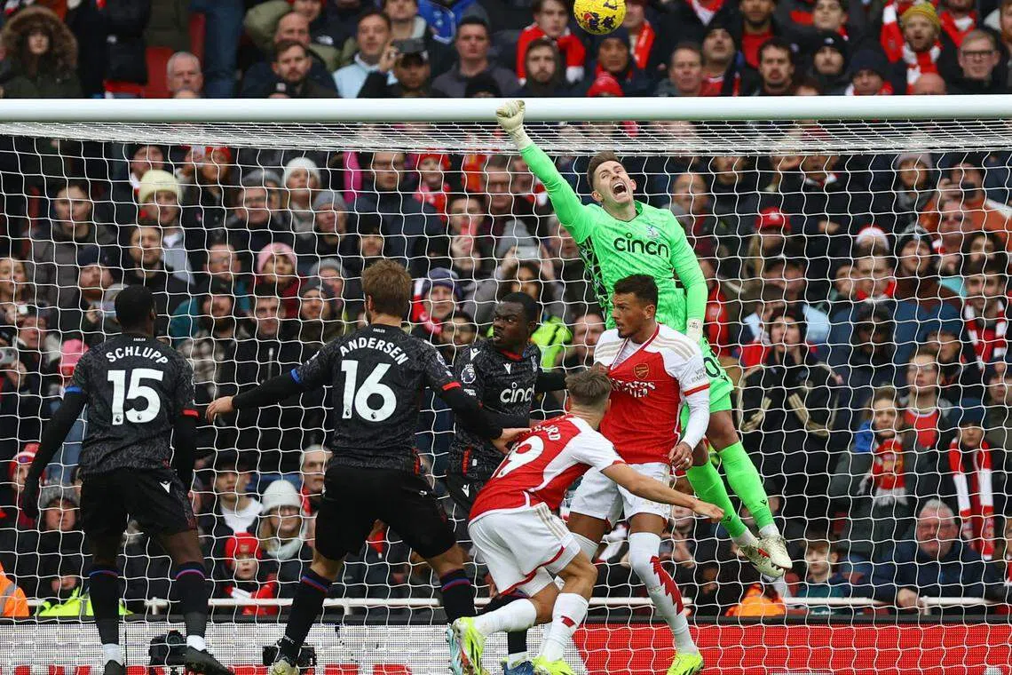 水晶宫门将亨德森（绿衣）被怀特（右边红衣）卡住身位，无法碰到球，球门再度失守。（路透社）