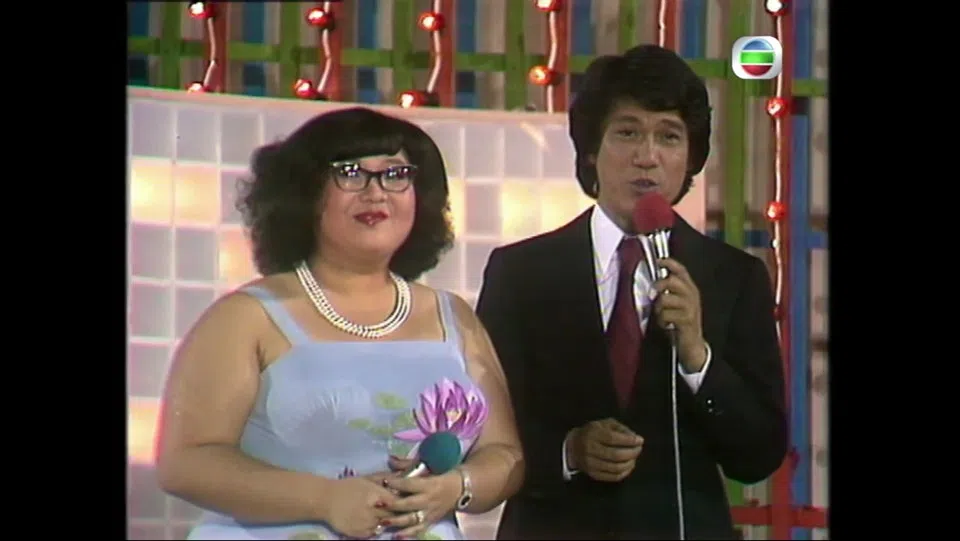 何守信当年与沈殿霞（左）一起主持TVB 11周年的台庆。（互联网）