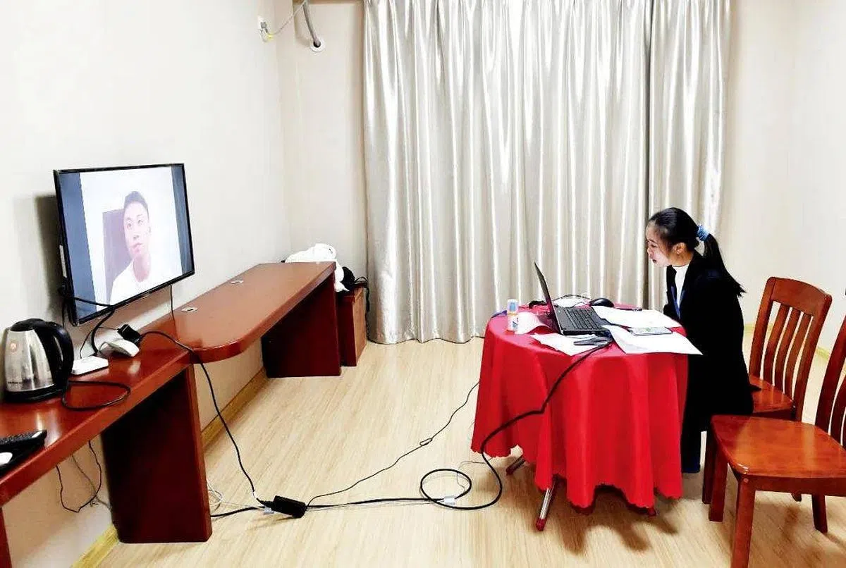 2022年2月10日，福建省福州市，“好年华 聚福州”2022春季高校毕业生线上专场招聘会视频面试环节在福州市人才储备中心举行。用人单位与求职者视频面试。（中国新闻周刊）