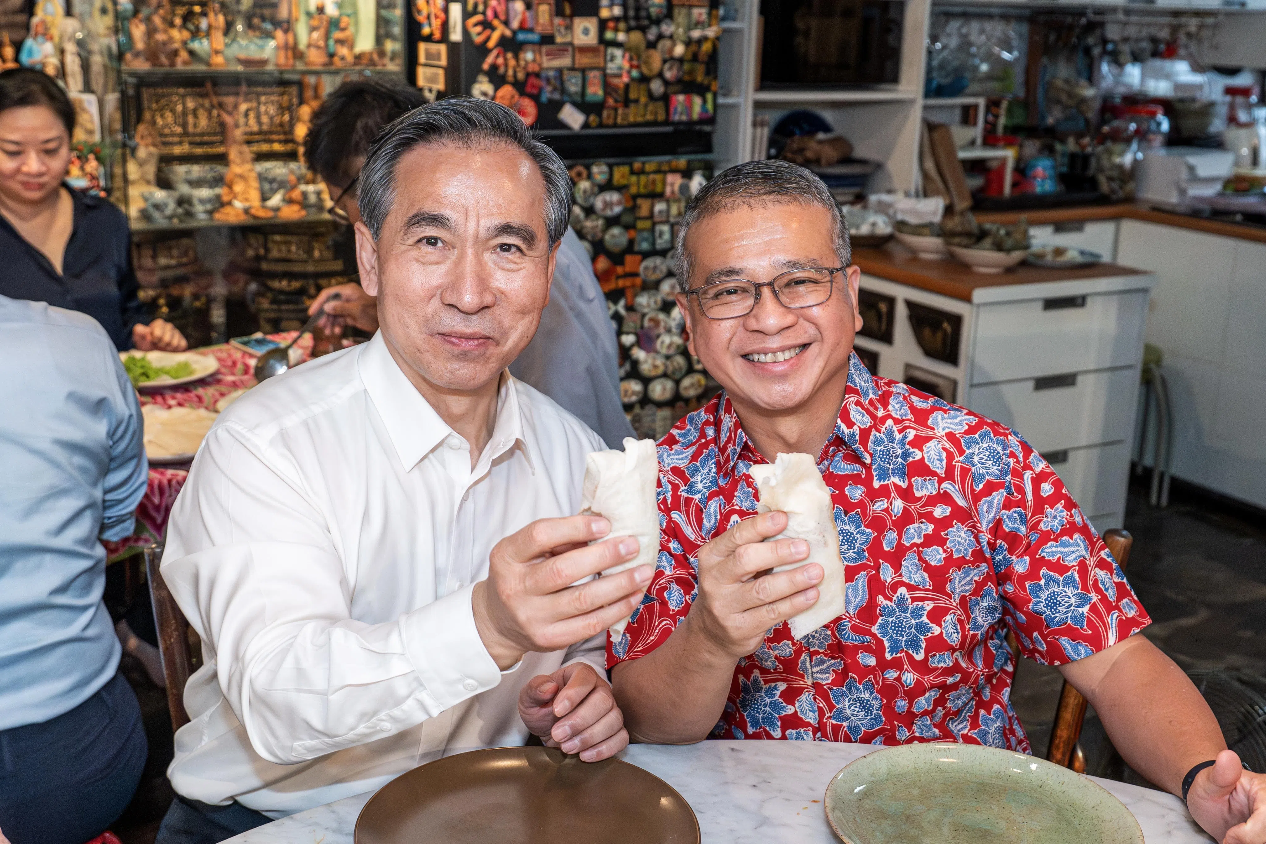 律政部长兼内政部第二部长唐振辉（右）星期五傍晚陪同中国国际贸易促进委员会会长任鸿斌，参观如切的娘惹博物馆The Intan，两人也品尝自己动手制作的薄饼。（律政部提供）